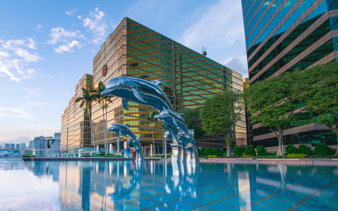 Tres delfines frente a un edificio hotelero